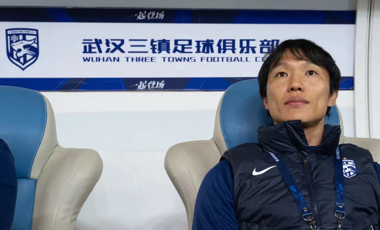 开云体育在线-足球报：邓卓翔将继续带队三镇，俱乐部正抓紧解决转会禁令