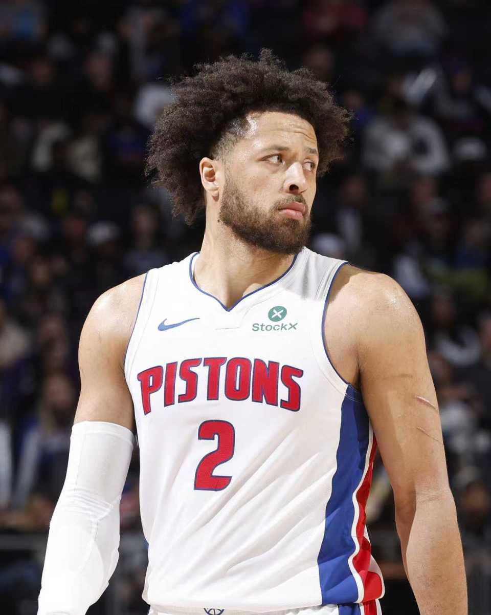 开云体育在线-巩固东部第一！布克伤停活塞16分逆转太阳 狄龙6犯阿伦33分